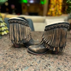 Freebird Tonto discontinued shoe for quite sometime now . Size 10